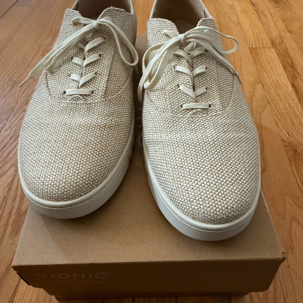 Vionic women’s  Lace-Up Canvas Sneakers in Natural Cream
